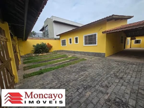 Casa para venda com 3 quartos e pé direito alto no Jardim Britãnia, Caraguatatuba