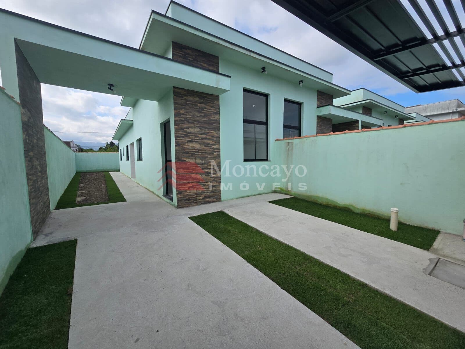 Casa nova com 2 quartos no Golfinho.