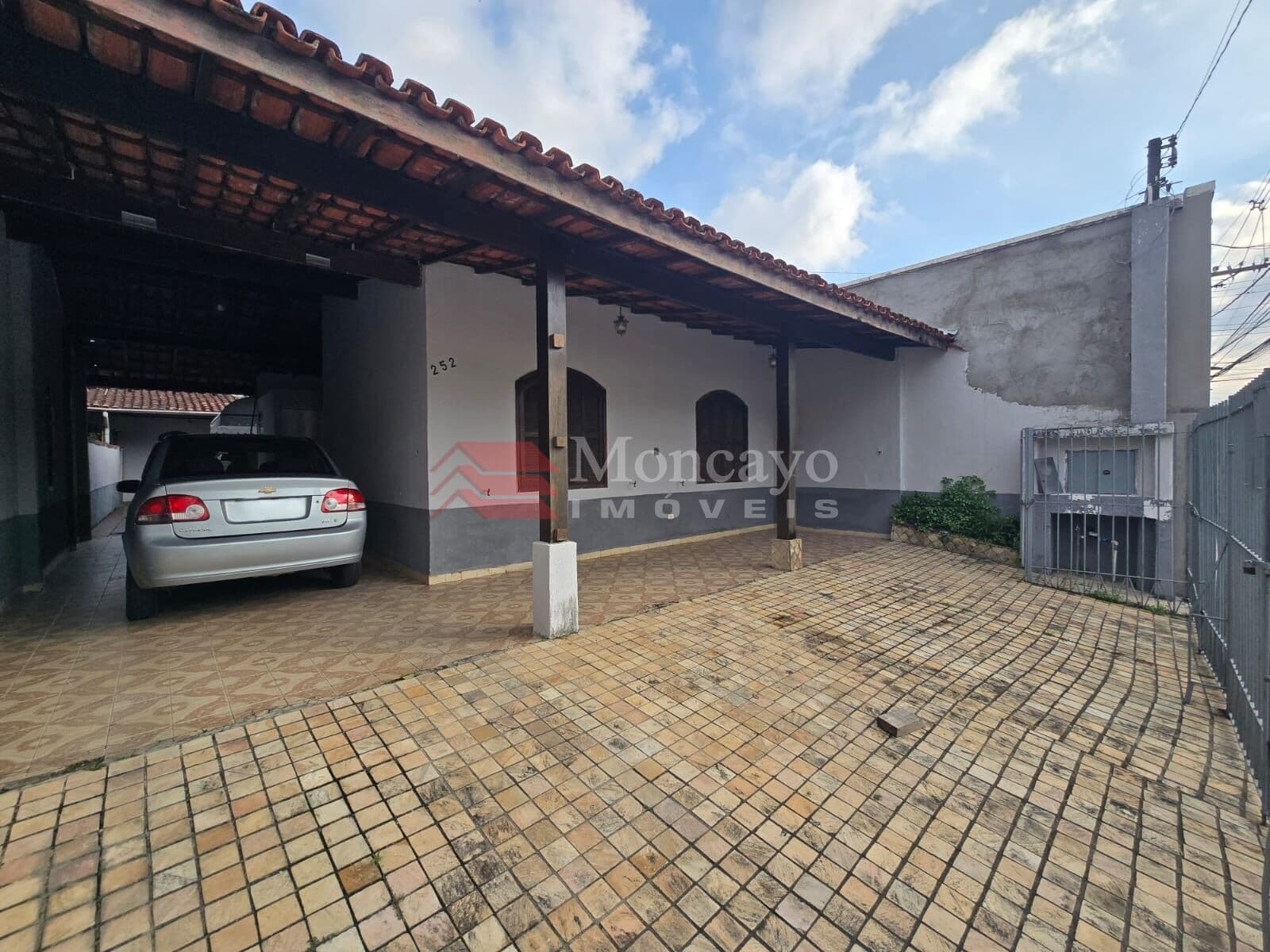 Casa à venda com 3 quartos no Centro de Caraguatatuba.