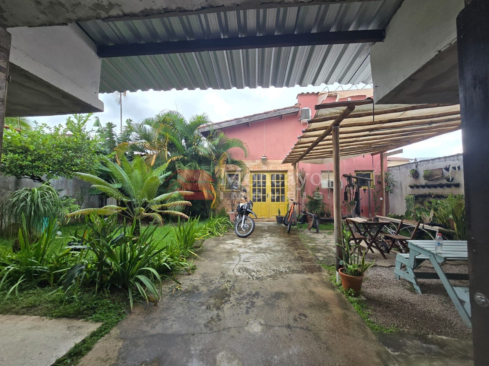 Casa com 2 quartos na Praia das Palmeiras.