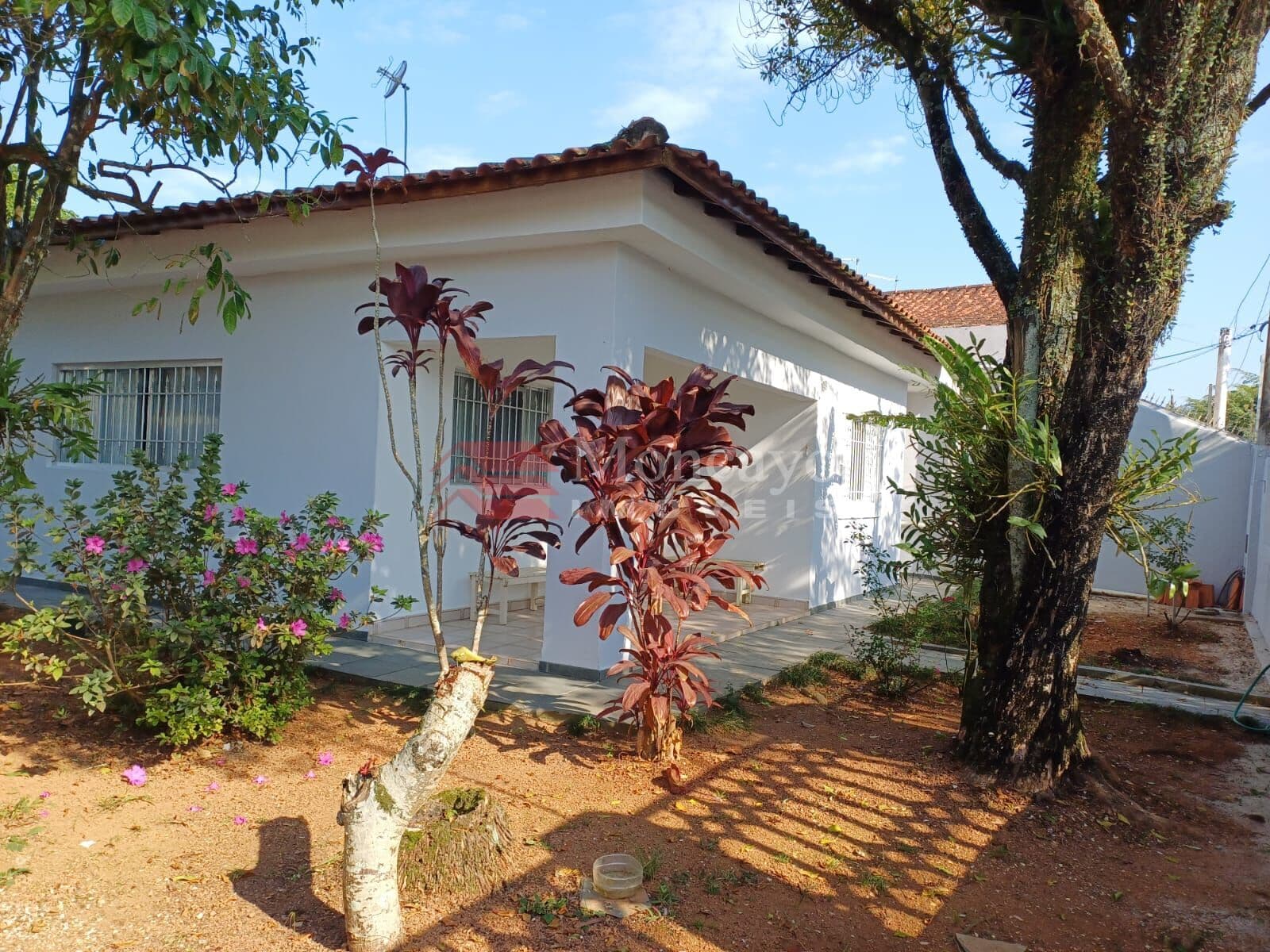 Casa com edícula de esquina para venda no Indaiá, Caraguatatuba