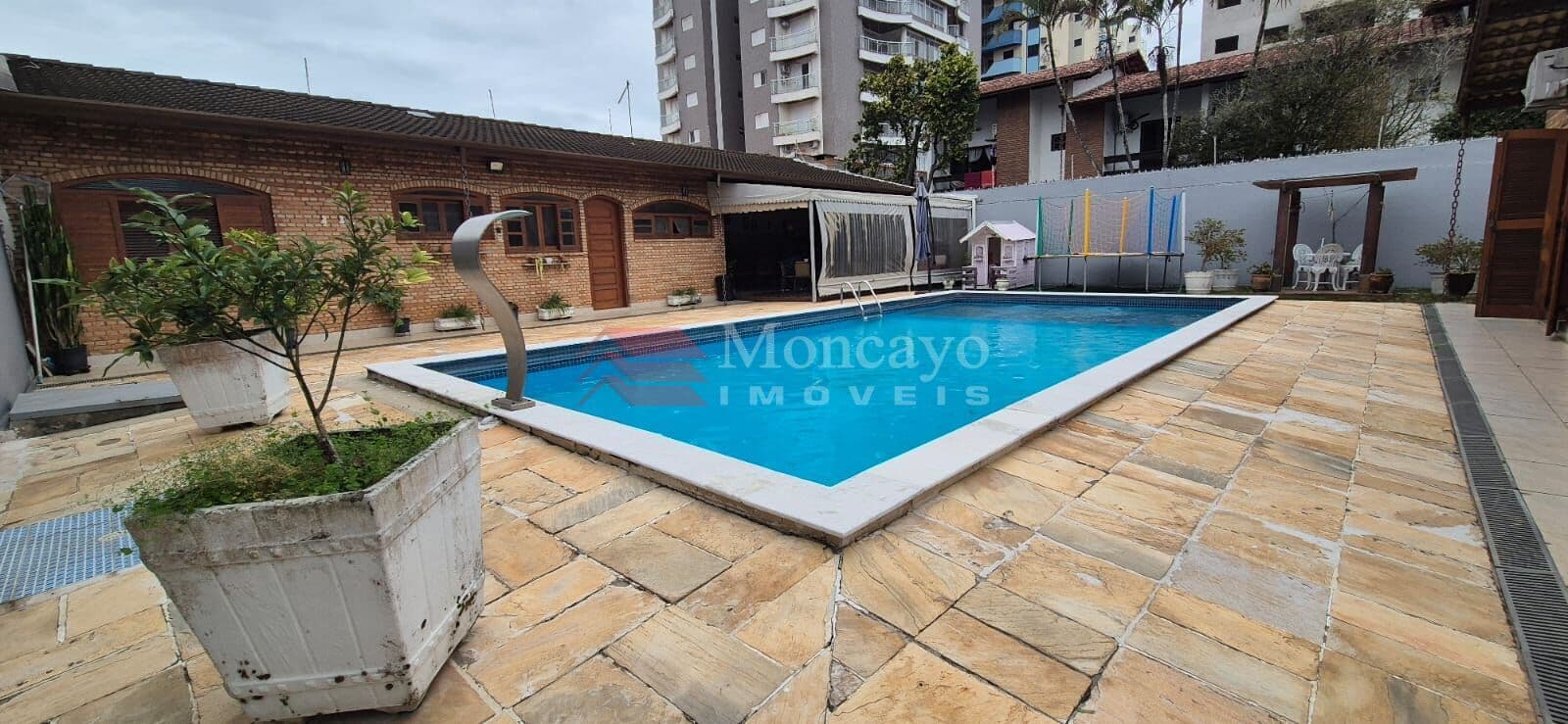 Casa ampla para venda no bairro Jardim Aruan, Caraguatatuba.