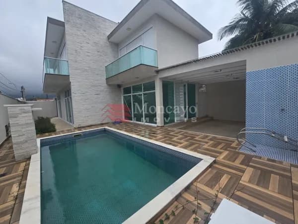 Sobrado médio padrão para venda no Indaiá.