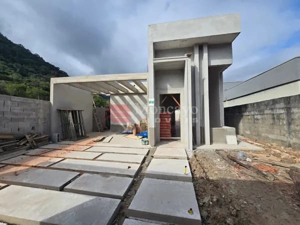 Casa nova com 3 quartos e piscina para venda no Massaguaçu, Caraguatatuba - SP.