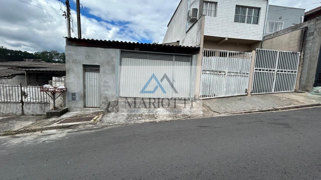 Casa Térrea à Venda no Centro de Terra Preta – Uso Residencial ou Comercial