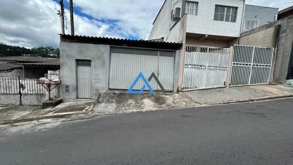 Casa Térrea à Venda no Centro de Terra Preta – Uso Residencial ou Comercial
