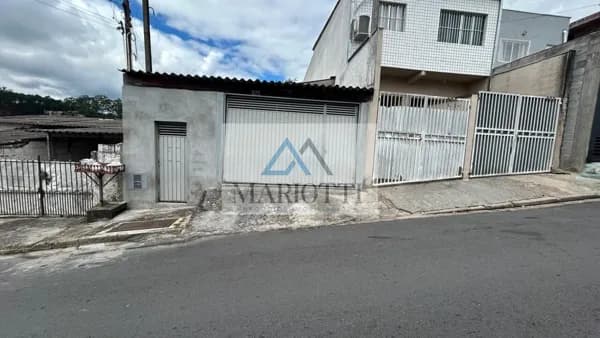 Casa Térrea à Venda no Centro de Terra Preta – Uso Residencial ou Comercial