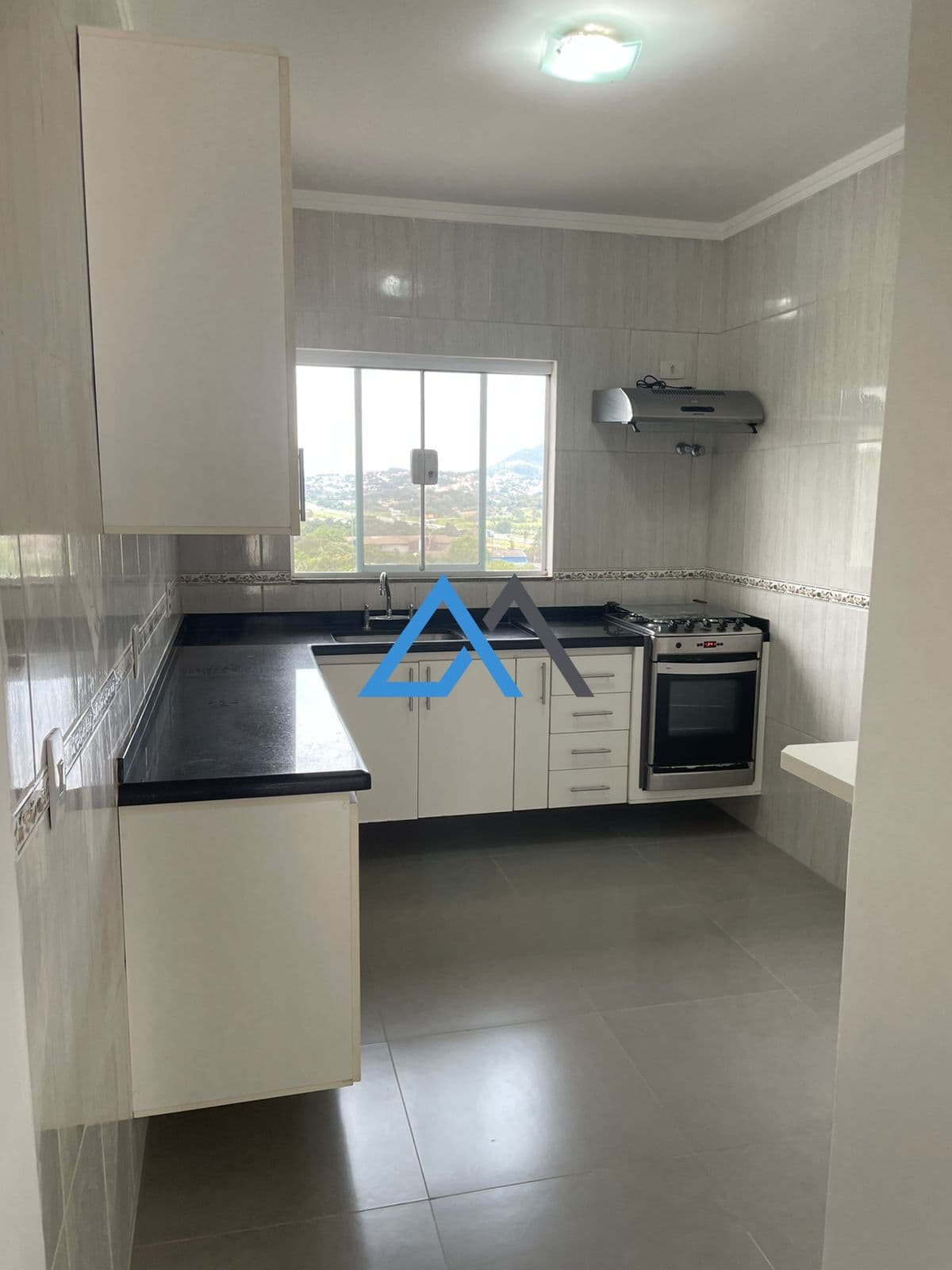 Sobrado com 3 quartos, amplo quintal à venda em Atibaia – espaço ideal para área gourmet e piscina