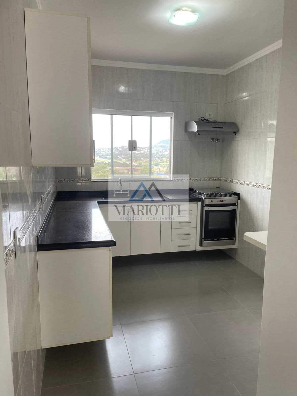Sobrado com 3 quartos, amplo quintal à venda em Atibaia – espaço ideal para área gourmet e piscina