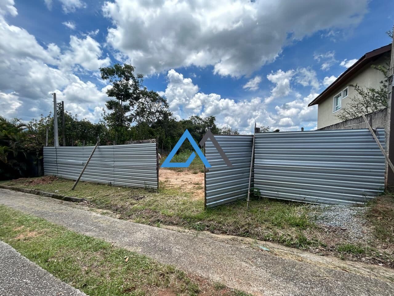 Terreno dentro do residencial Iporã com 1.359 m², Mairiporã/SP