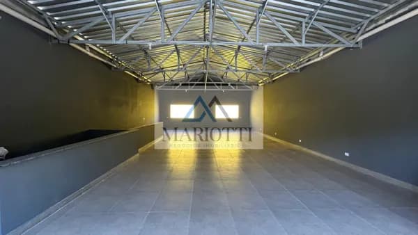 Salão comercial com 120 m², ideal para diversos tipos de atividades comerciais e de serviços.