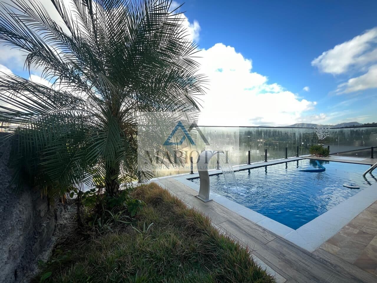 Casa de Alto Padrão em Condomínio em Santana de Parnaíba - R$ 1.998.900