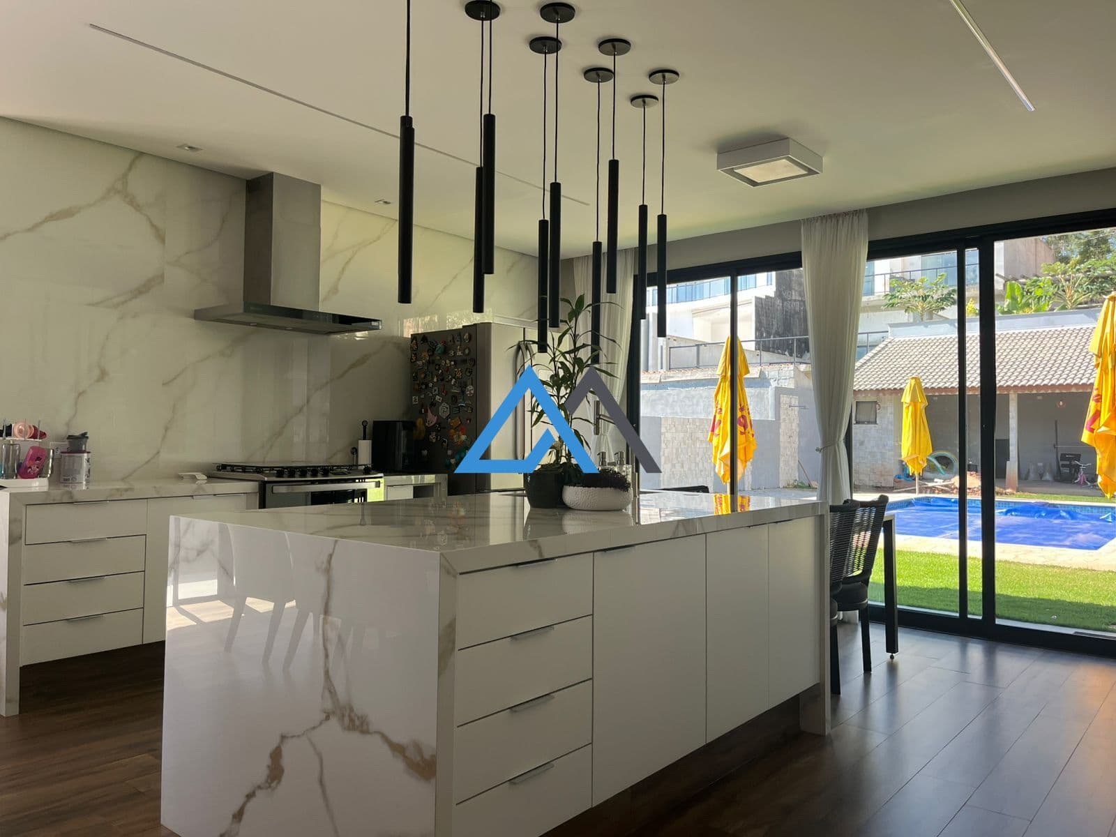 Casa Alto Padrão à venda em Atibaia | 720m² | 4 Dormitórios | Piscina Aquecida | Moderna
