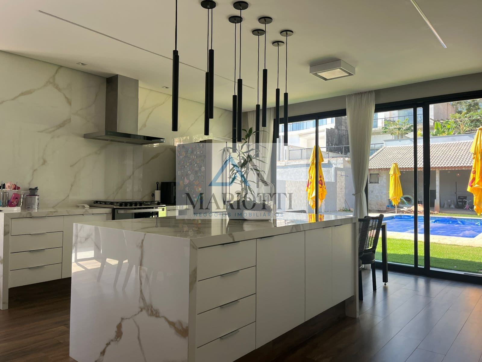 Casa Alto Padrão à venda em Atibaia | 720m² | 4 Dormitórios | Piscina Aquecida | Moderna