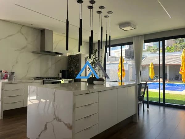 Casa Alto Padrão à venda em Atibaia | 720m² | 4 Dormitórios | Piscina Aquecida | Moderna