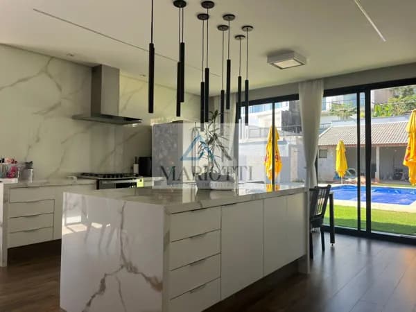Casa Alto Padrão à venda em Atibaia | 720m² | 4 Dormitórios | Piscina Aquecida | Moderna