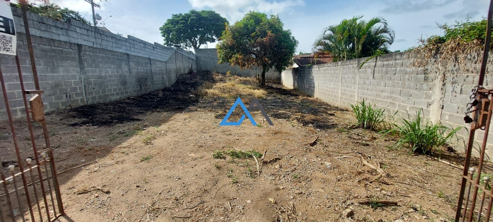 Terreno à venda em Atibaia | 330m² | Esquina | Plano | Murado