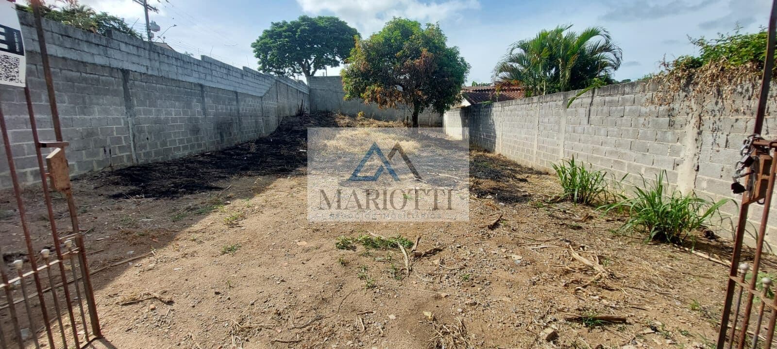 Terreno à venda em Atibaia | 330m² | Esquina | Plano | Murado