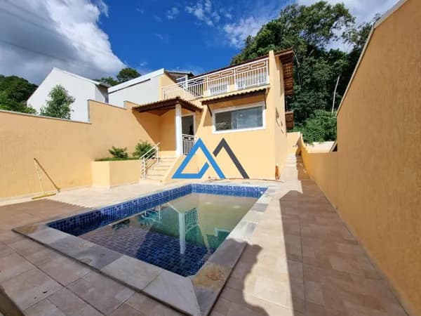 Casa com 3 dormitórios, sendo 1 suíte, com piscina, localizada em condomínio residencial em Mairiporã, SP.