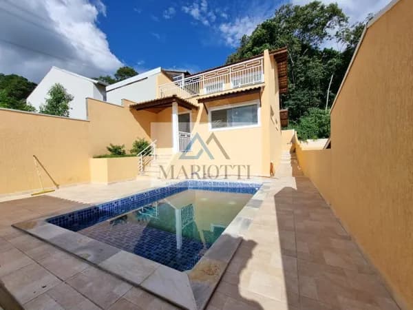 Casa com 3 dormitórios, sendo 1 suíte, com piscina, localizada em condomínio residencial em Mairiporã, SP.