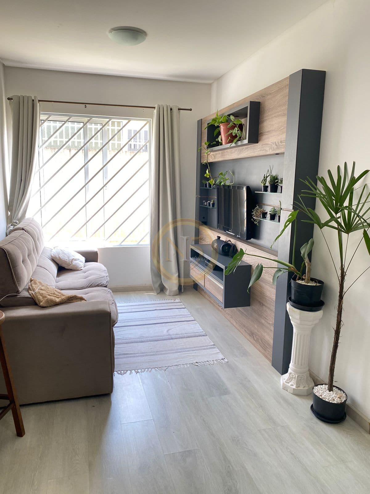 APARTAMENTO TÉRREO SEMIMOBILIADO EM PINHAIS | 2 QUARTOS E EXCELENTE LOCALIZAÇÃO
