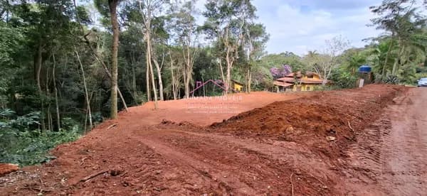 Terreno em Condomínio fechado com infraestrutura de clube á venda em Ibiúna