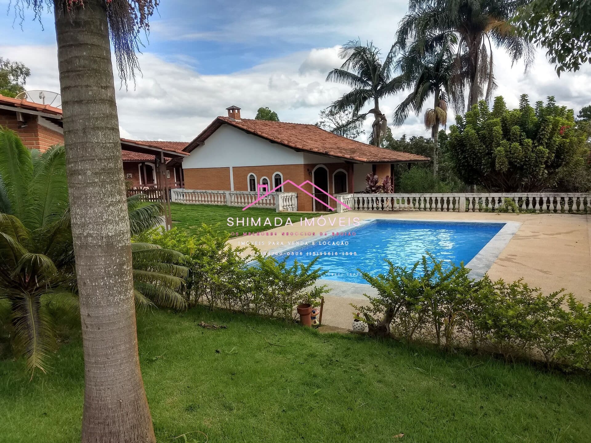 Sítio 100% plano, bem localizado, com estábulo, piscina, campo de futebol, pomar e duas casas.