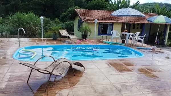 Chácara à venda em Ibiúna com nascente, piscina e ótima localização.