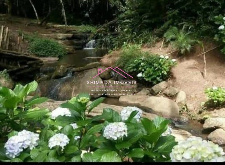 Chácara á venda em condomínio com Ribeirão e cachoeira nos fundo.