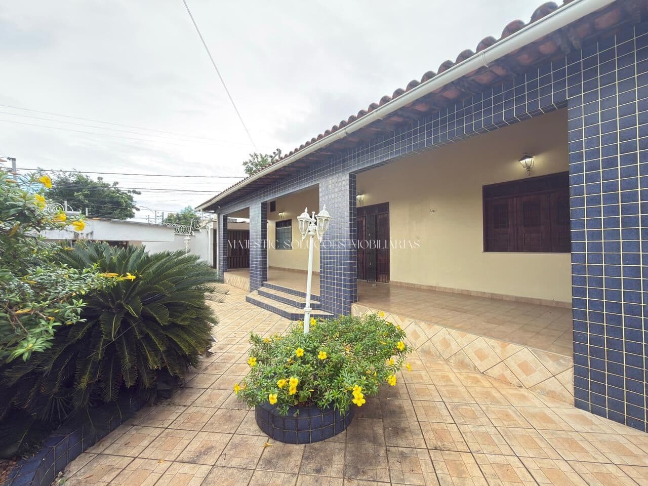 Casa de esquina com 05 quartos próximo da Cohama - excelente para residencial ou comercial