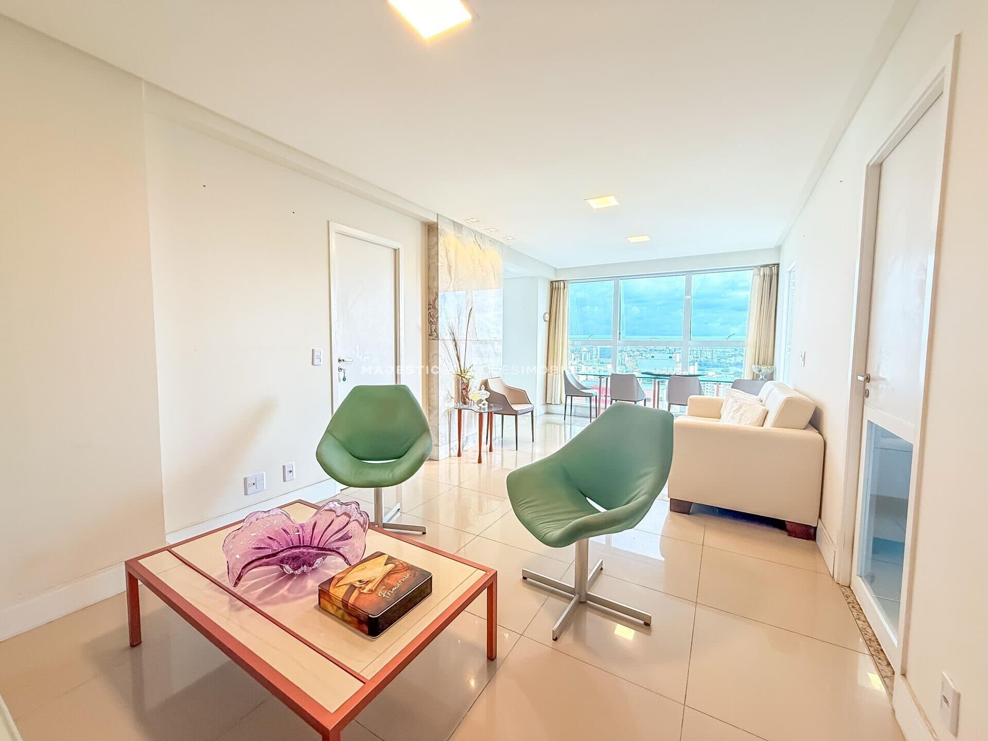 Apartamento com fino acabamento e 02 quartos para venda na ponta do farol -Condomínio Vivendas Ponta do Farol