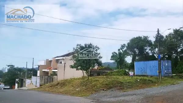 Terreno de esquina no Iririú com 510m²!