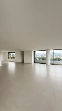 Apartamento com Ampla Vista no Edifício Montenegro, com belíssima arquitetura no América!