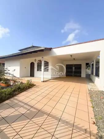 Casa espaçosa no Floresta com terreno de 425m²