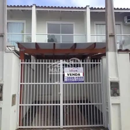 Lindo Sobrado Geminado com 2 Dormitórios e Vaga de Estacionamento