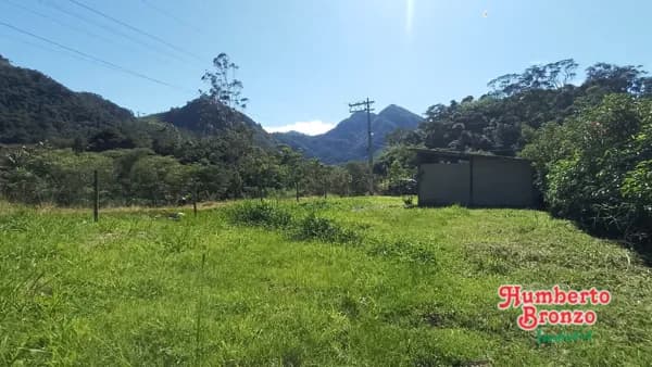 Terreno com água e energia instalados