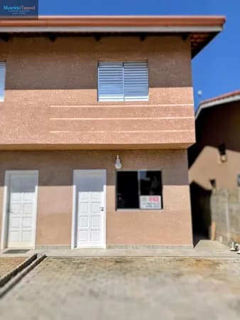 Casa à venda em Condomínio.
