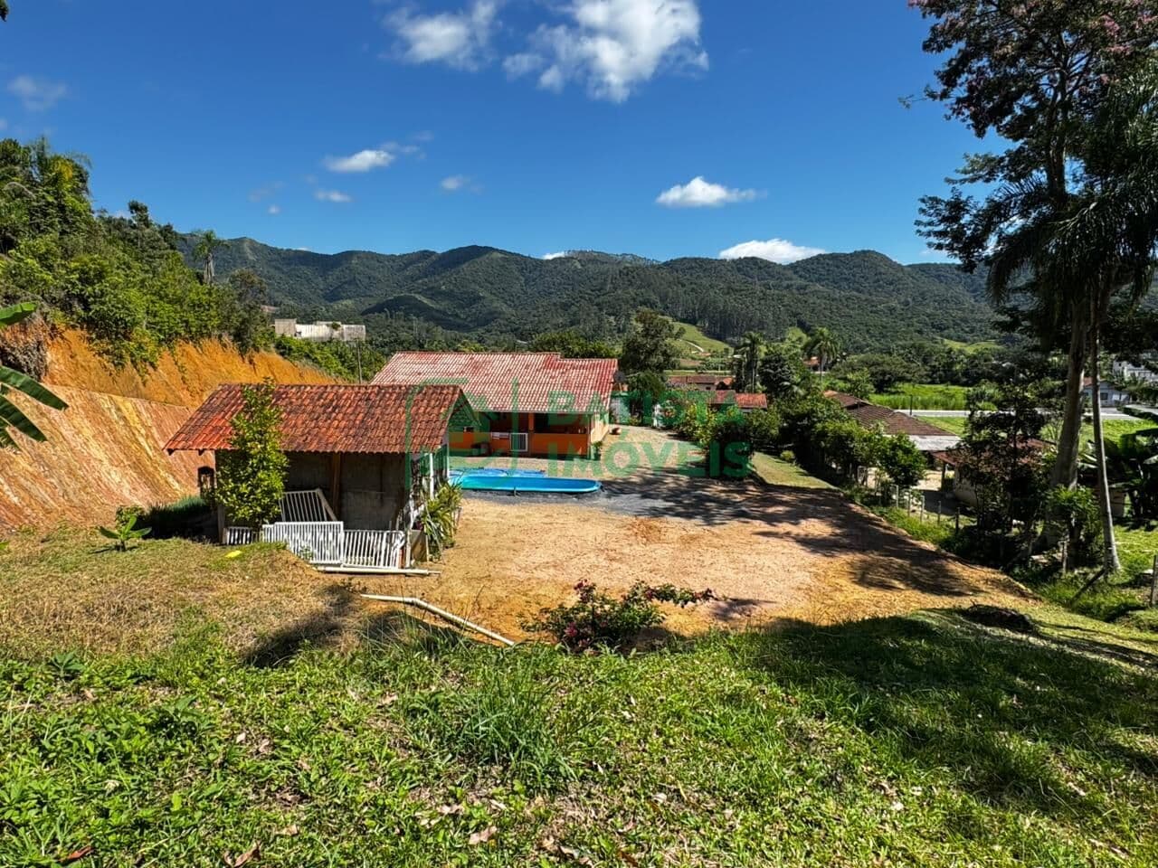 Terreno amplo com imóveis