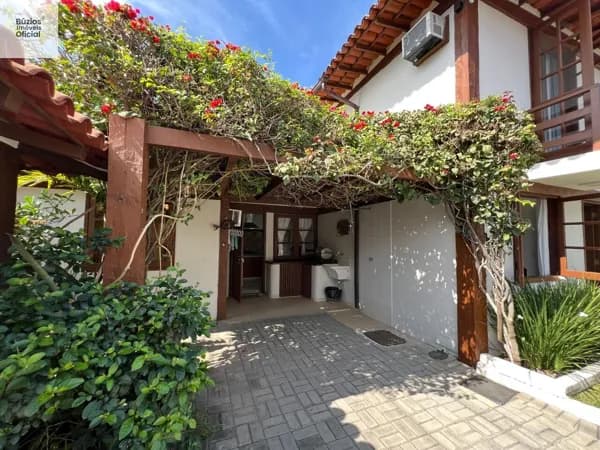 Casa reformada em Condomínio com 3 quartos, em Geribá.
