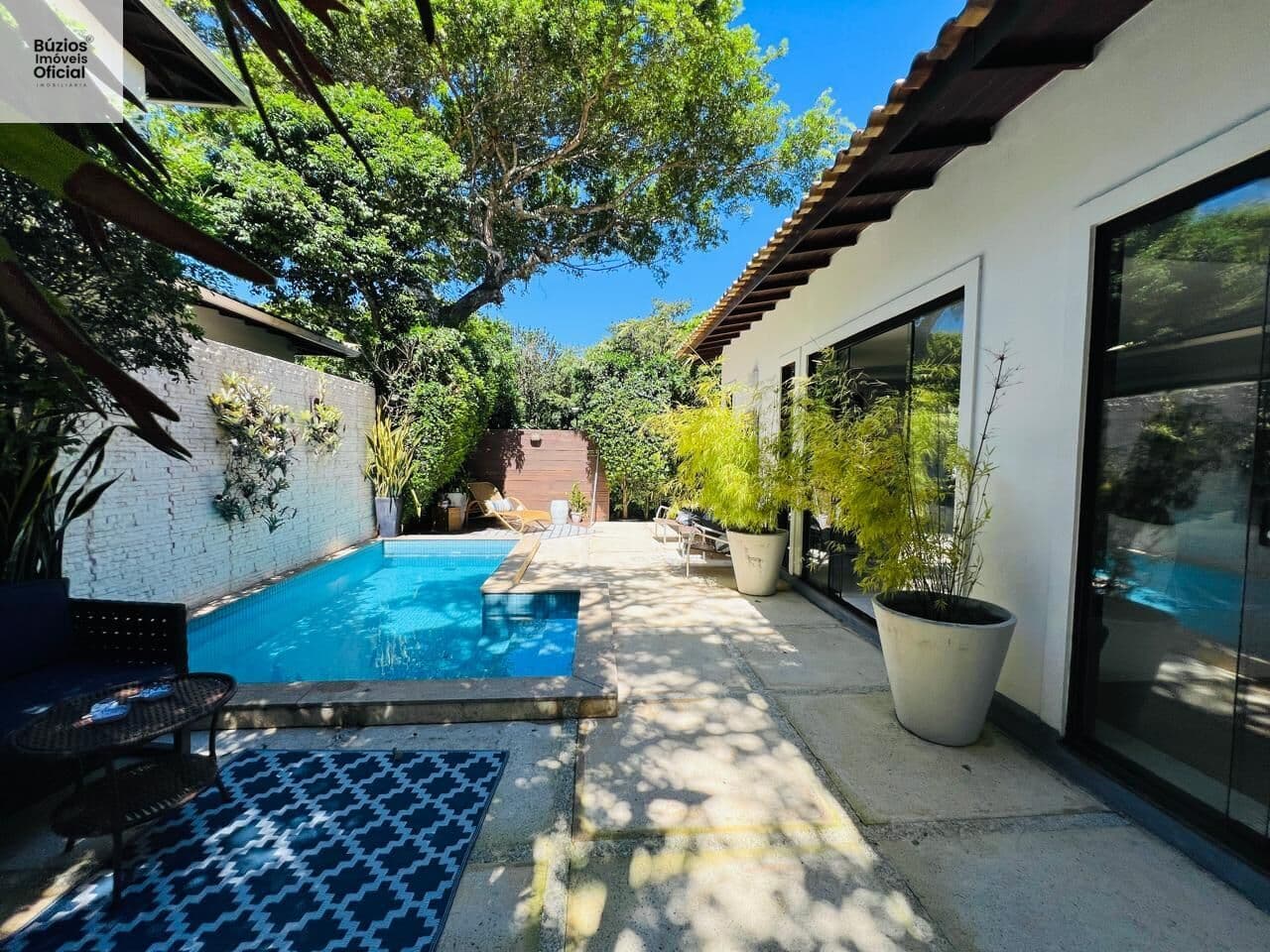 Linda casa em condomínio à venda em Búzios, próximo à praia, com piscina privativa