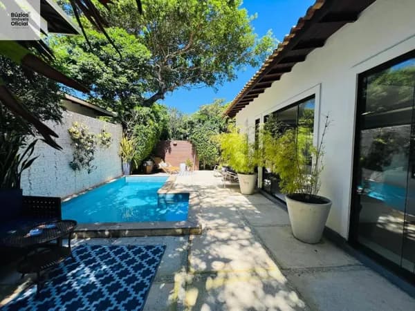 Linda casa em condomínio à venda em Búzios, próximo à praia, com piscina privativa