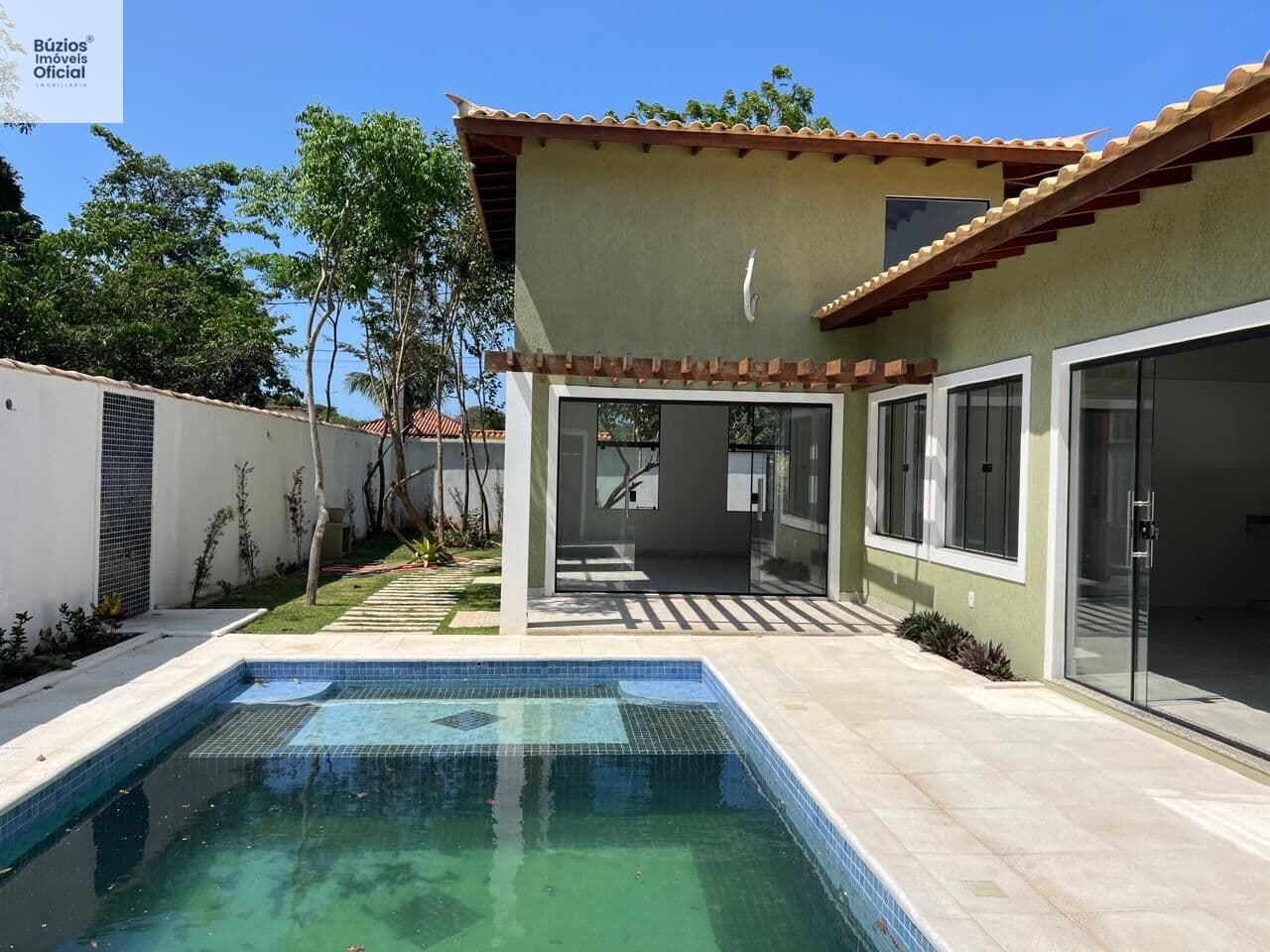 Casa linear em Condomínio com piscina privativa.