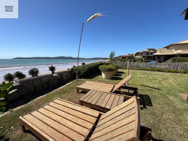 Casa em condomínio frente mar em Búzios, à venda.