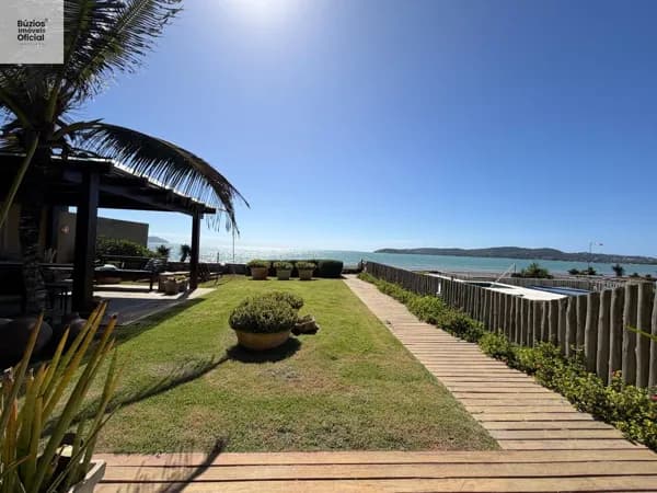 Casa em condomínio frente mar em Búzios, à venda.