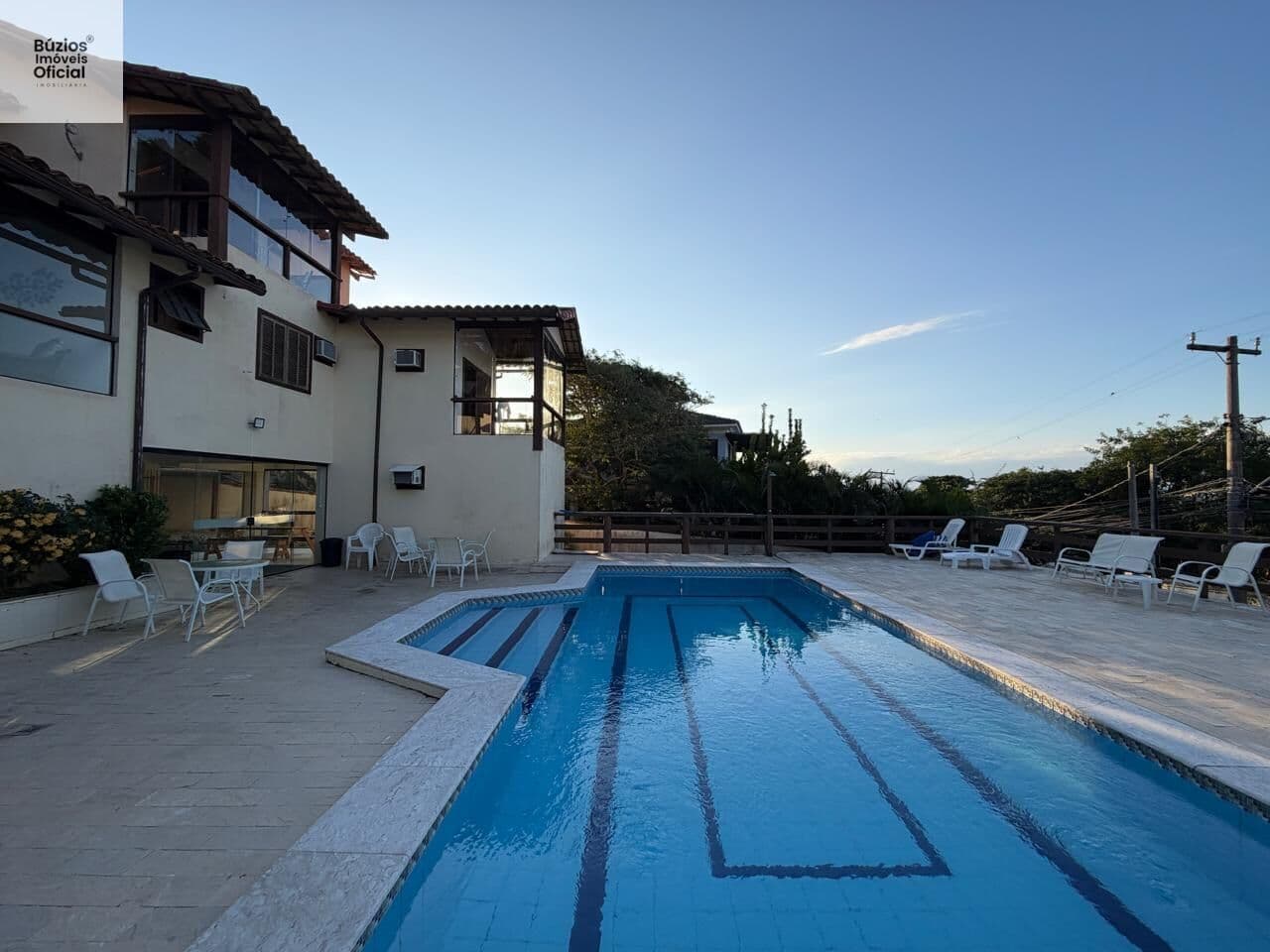 Casa à venda em Búzios com 5 suítes, piscina, próximo á praia de Geribá.