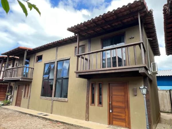Casa reformada, em Condomínio a 300 metros da praia.