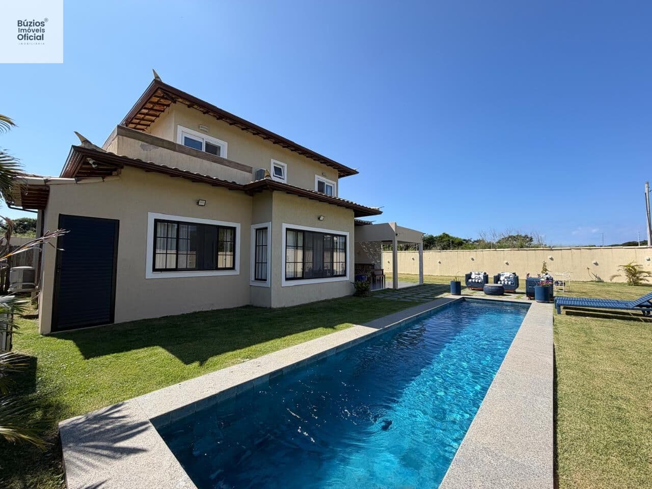 Casa em Condomínio com 4 suítes, piscina, próx ao centro de Búzios e praias.