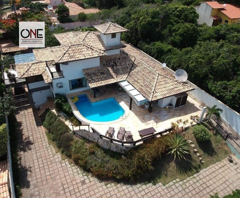 Casa à venda em Búzios, a 500 metros da Praia da Ferradura