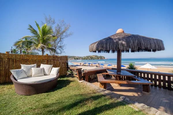 Casa à venda em Búzios, em Condomínio pé na areia/ frente mar praia de Geribá.