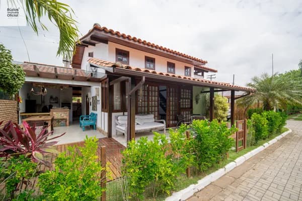 Casa em Condomínio, super conservada, próximo à praia de Manguinhos / Búzios